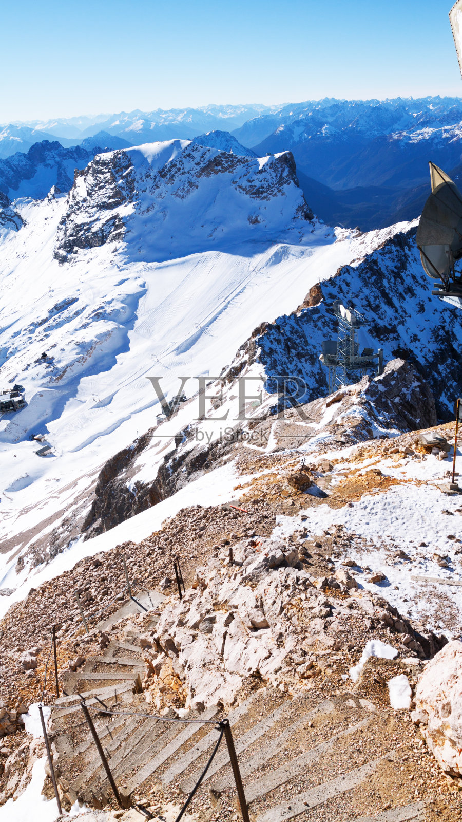 往下看Zugspitze的徒步小径照片摄影图片