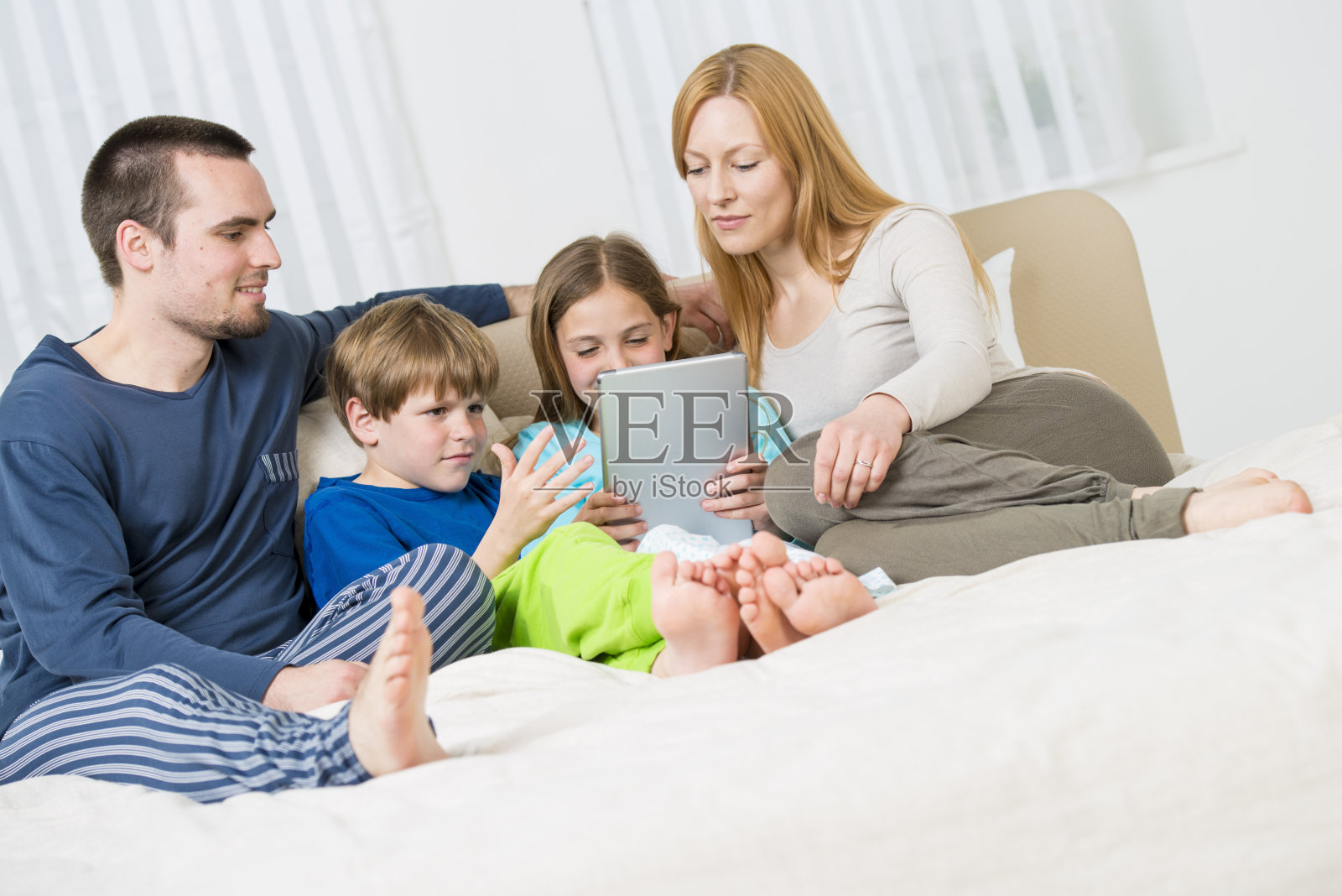 拥有数码平板电脑的家庭照片摄影图片