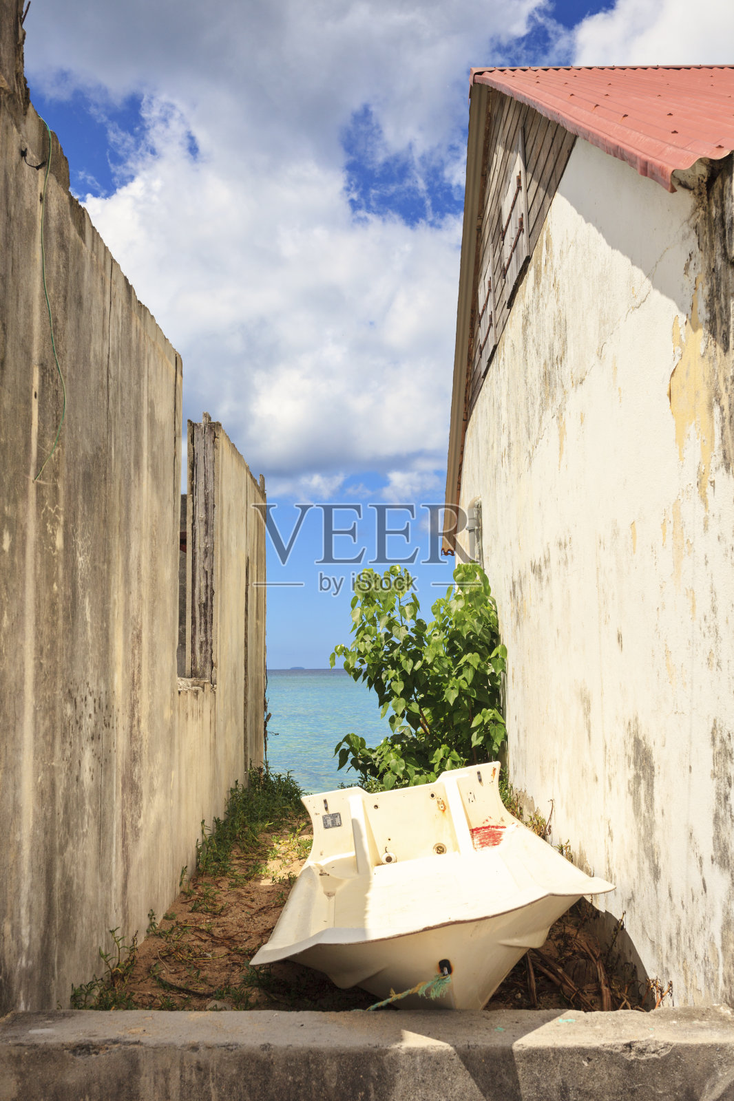 停在大楼内的船照片摄影图片