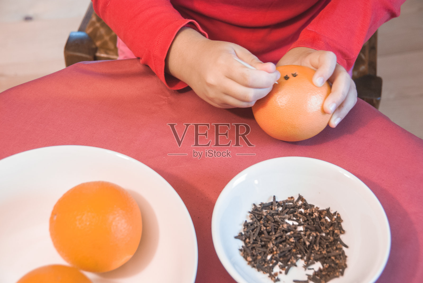 做丁香橙的女孩照片摄影图片