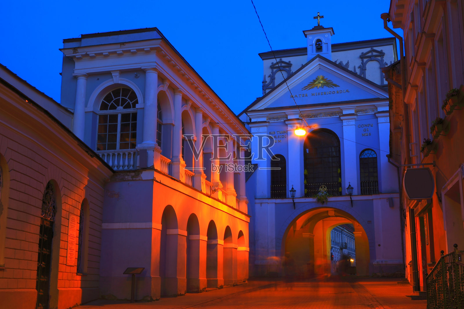 维尔纽斯巴洛克式大门的黎明照亮了夜晚，立陶宛，波罗的海照片摄影图片