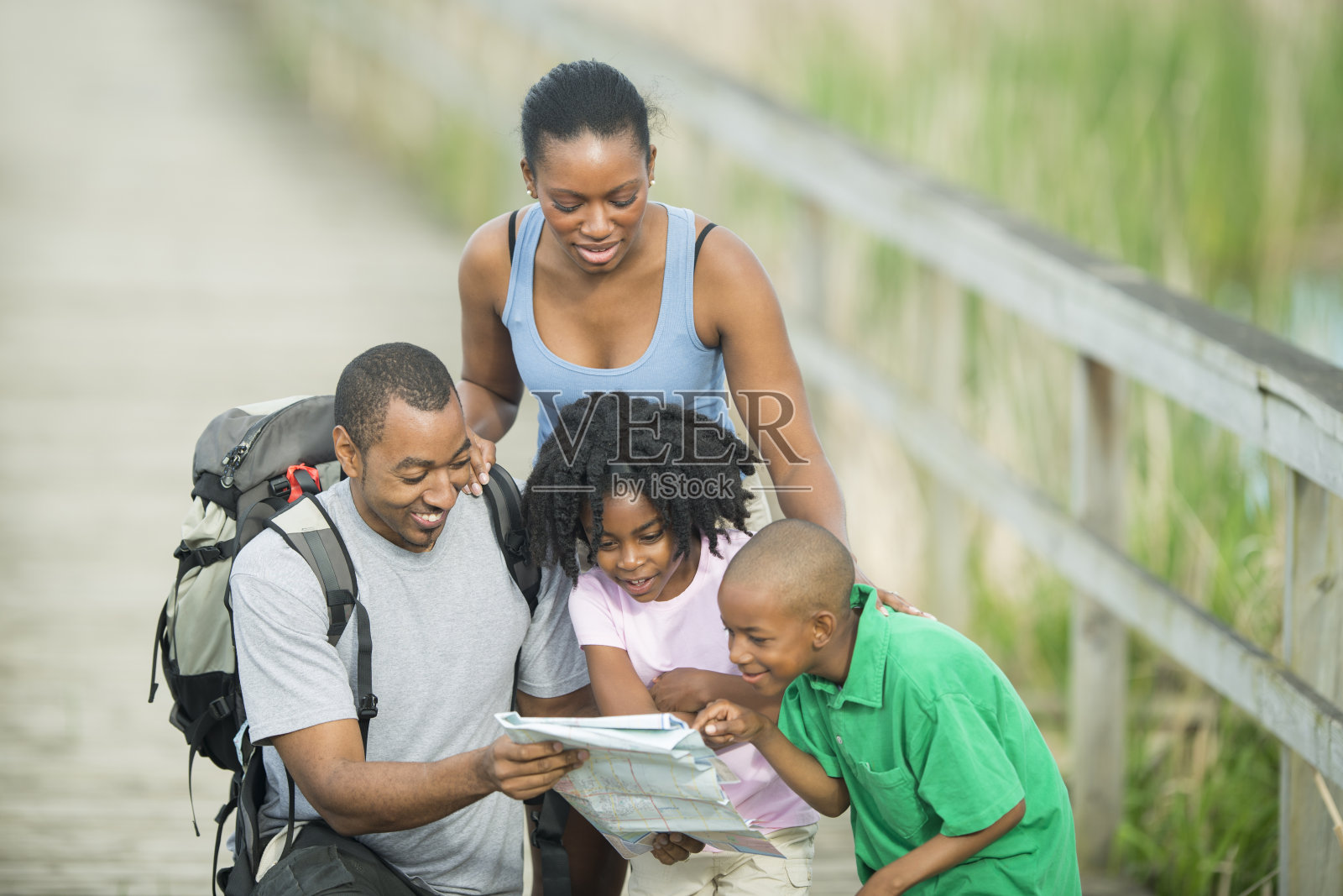 家人徒步旅行照片摄影图片