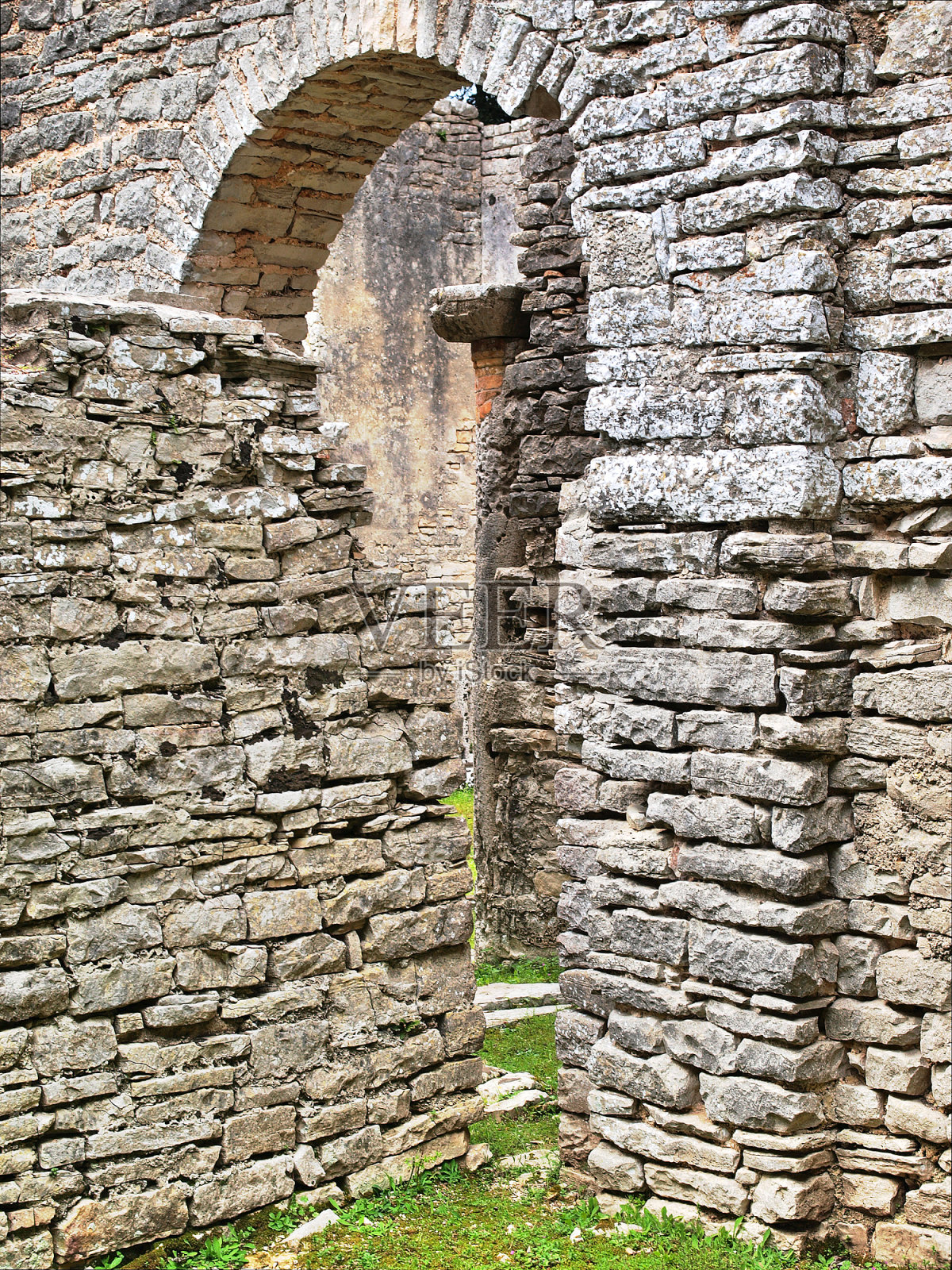 教堂废墟中的拱门照片摄影图片