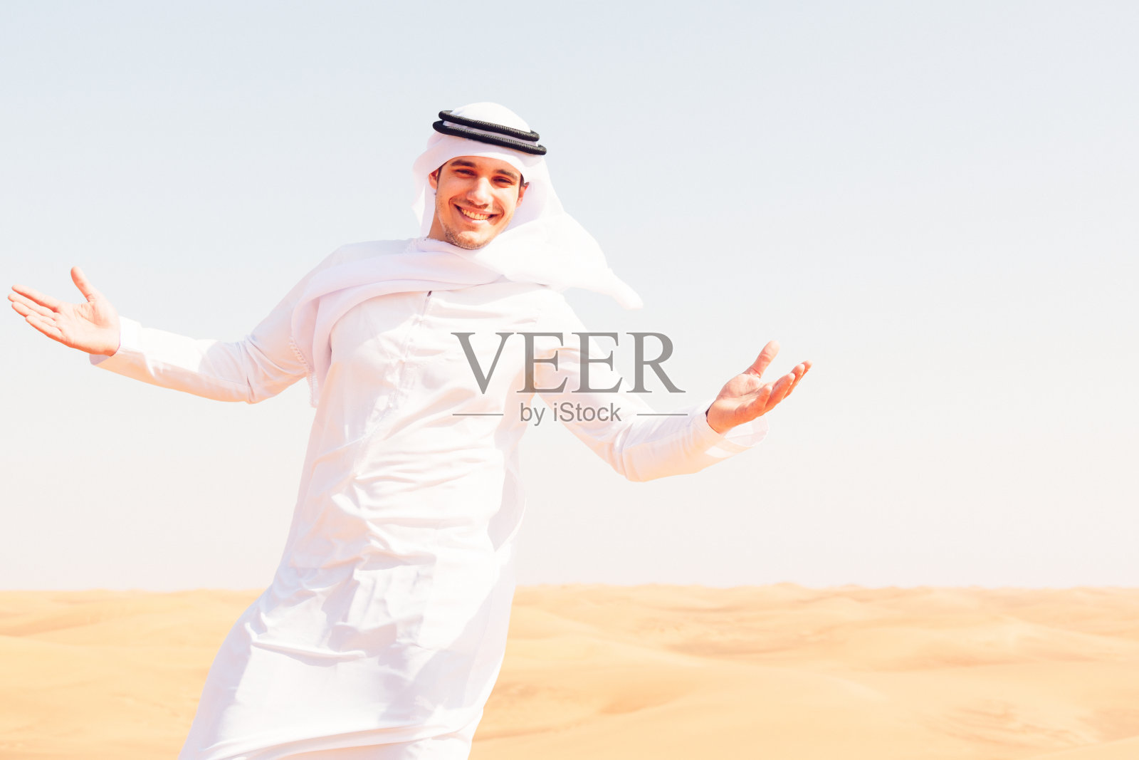 沙漠中的年轻阿拉伯男子照片摄影图片