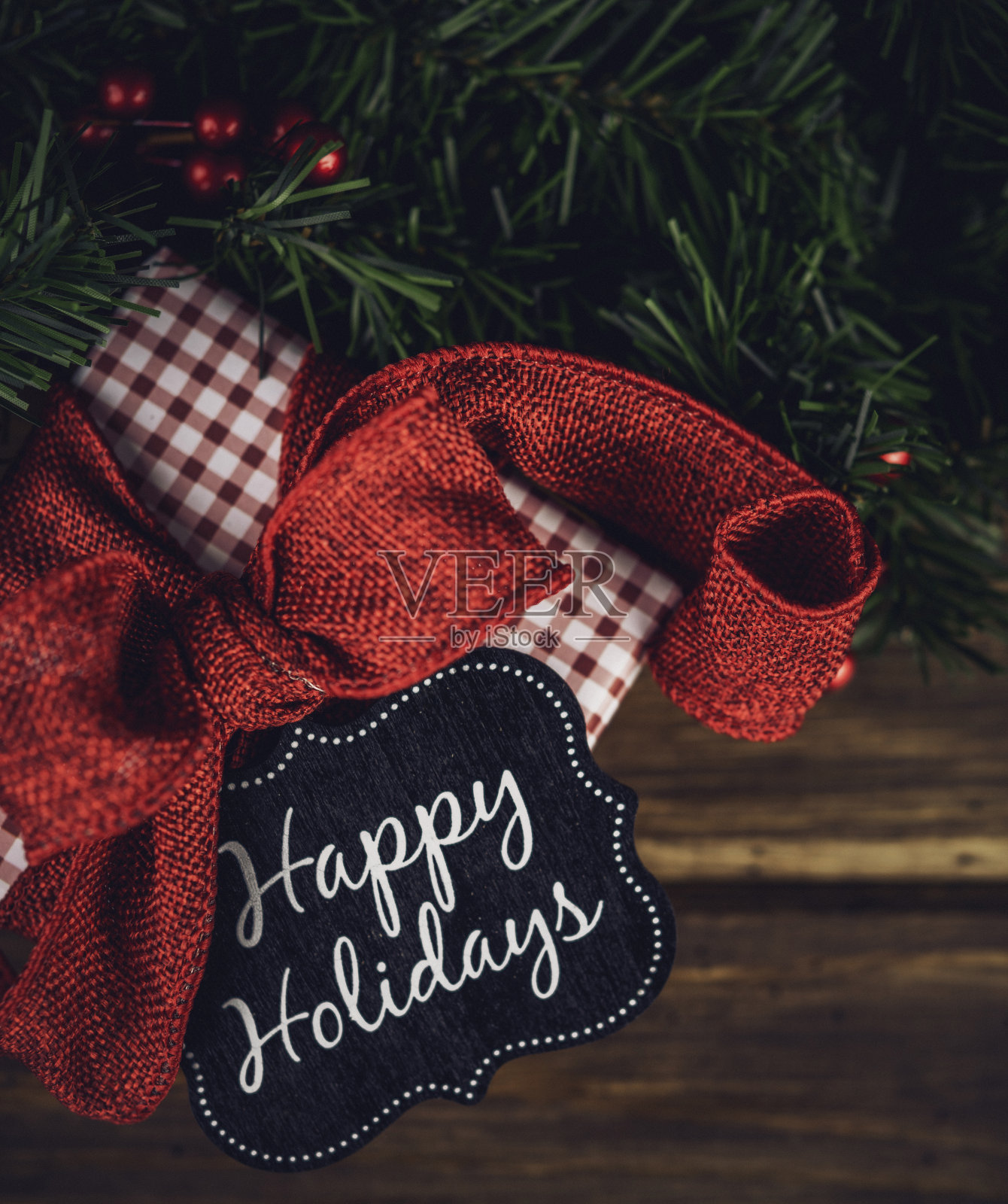 圣诞礼物与常青的花环和快乐的节日短信照片摄影图片