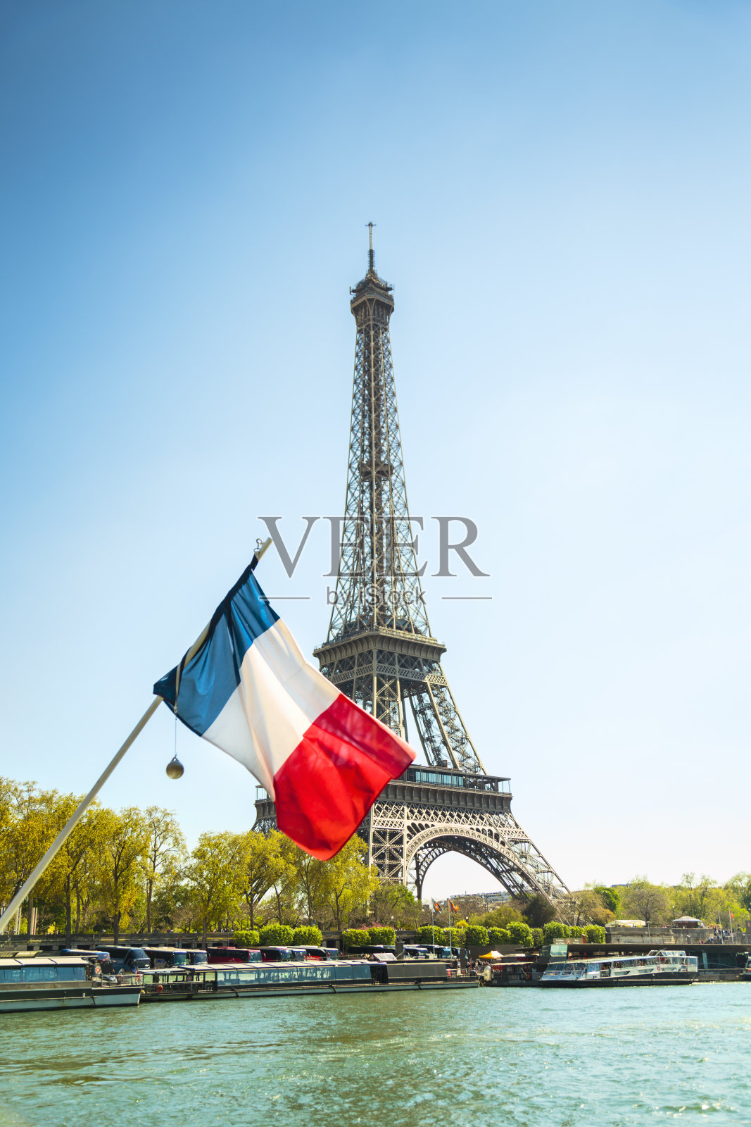 法国巴黎的埃菲尔铁塔和法国国旗。照片摄影图片