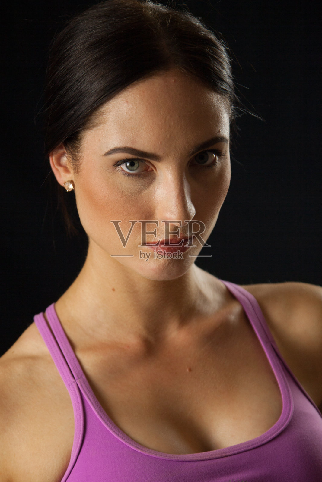 严肃的女运动员肖像照片摄影图片