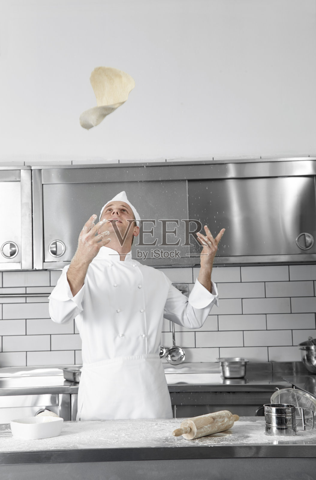 厨师扔面团照片摄影图片
