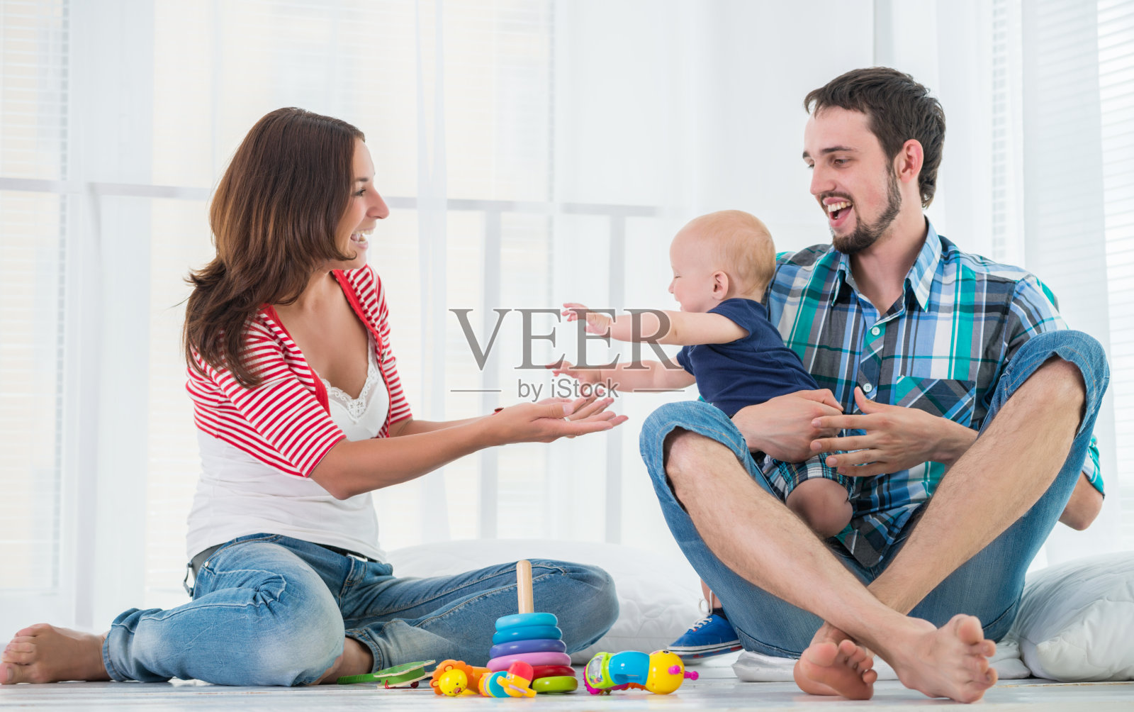 有小孩的年轻家庭照片摄影图片