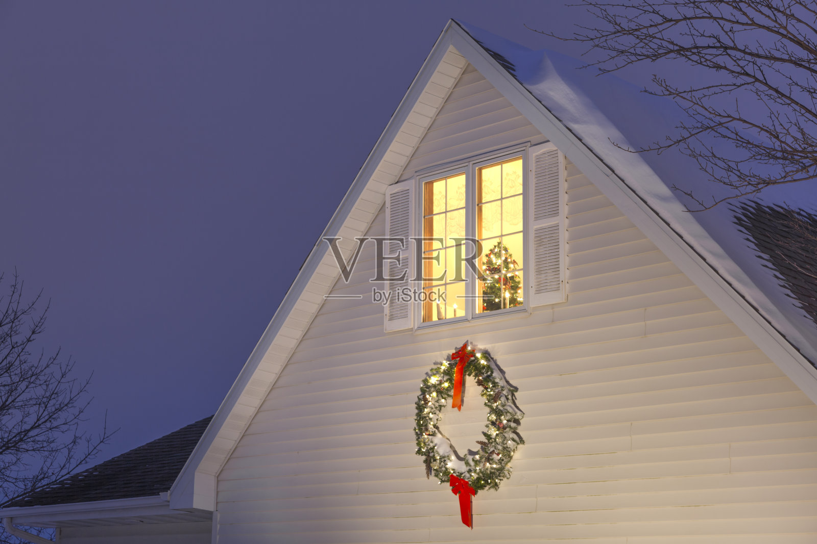 阁楼里的圣诞节照片摄影图片