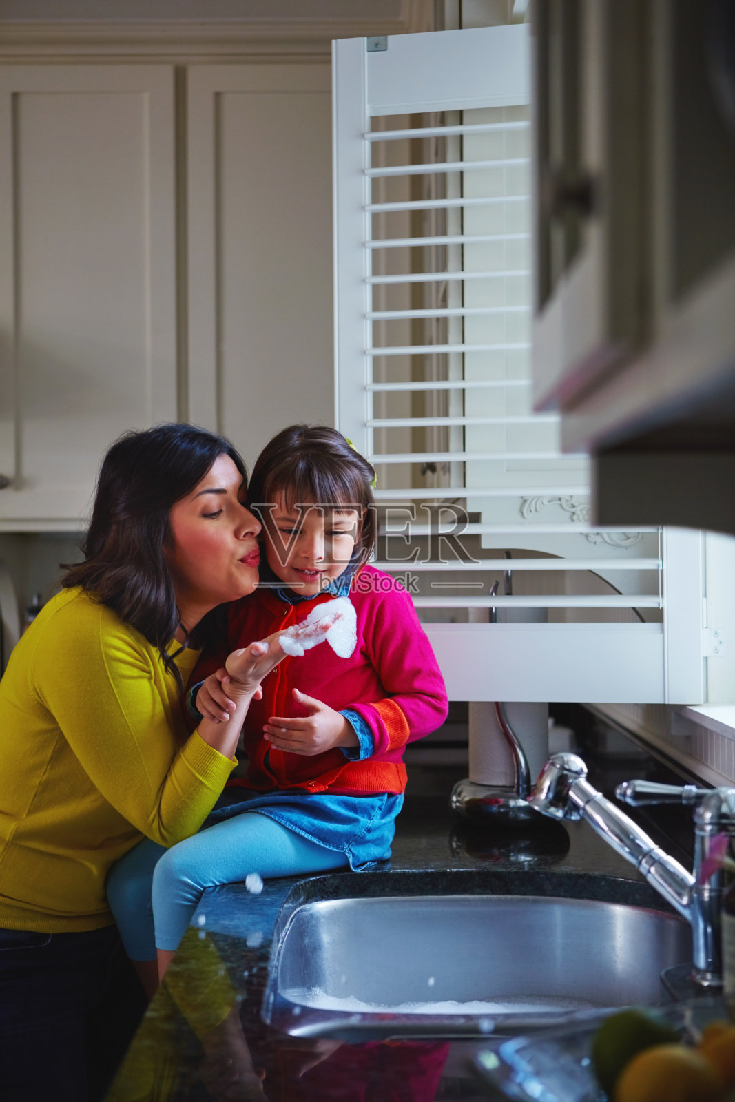 洗碗是儿戏!照片摄影图片