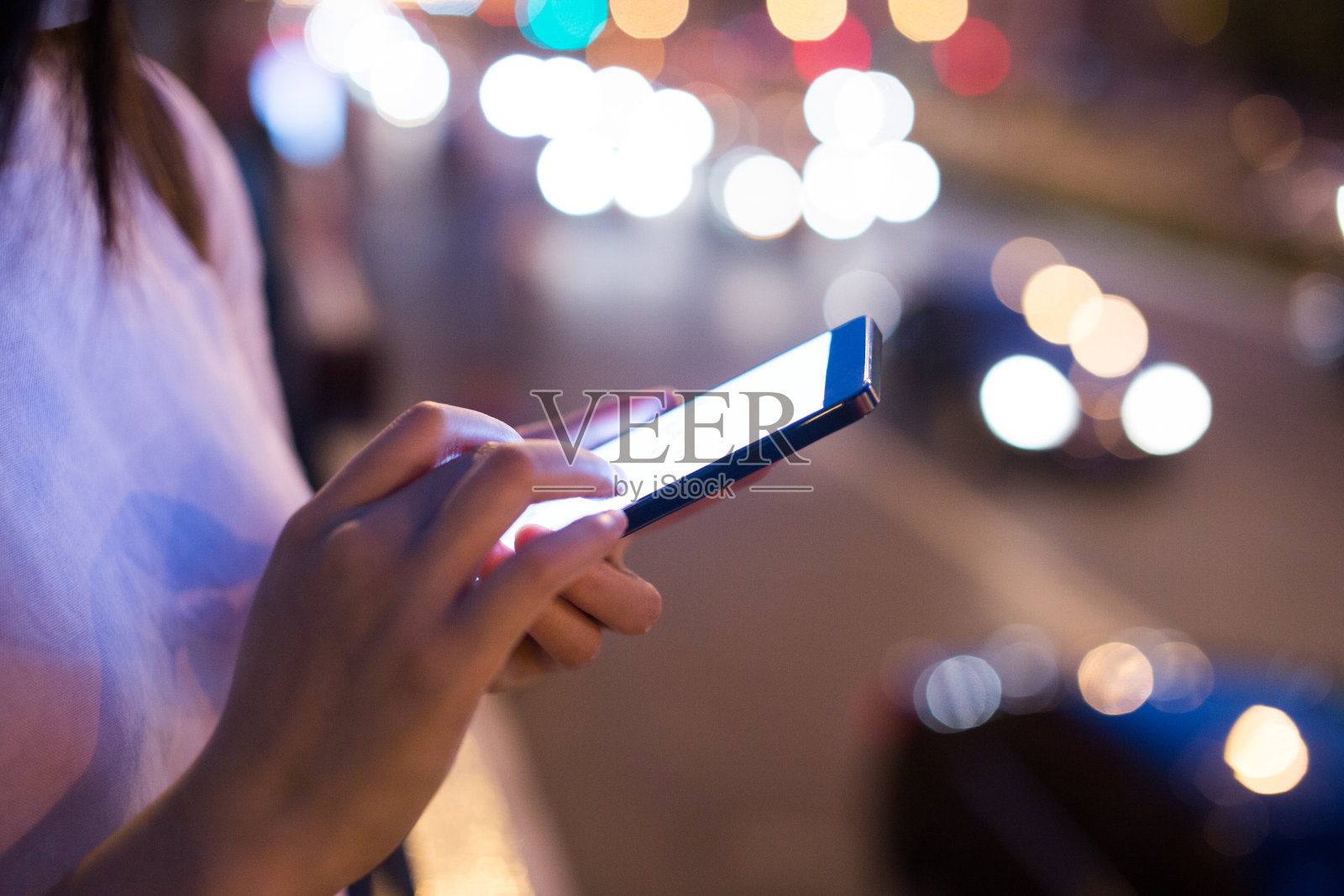 在晚上使用手机照片摄影图片