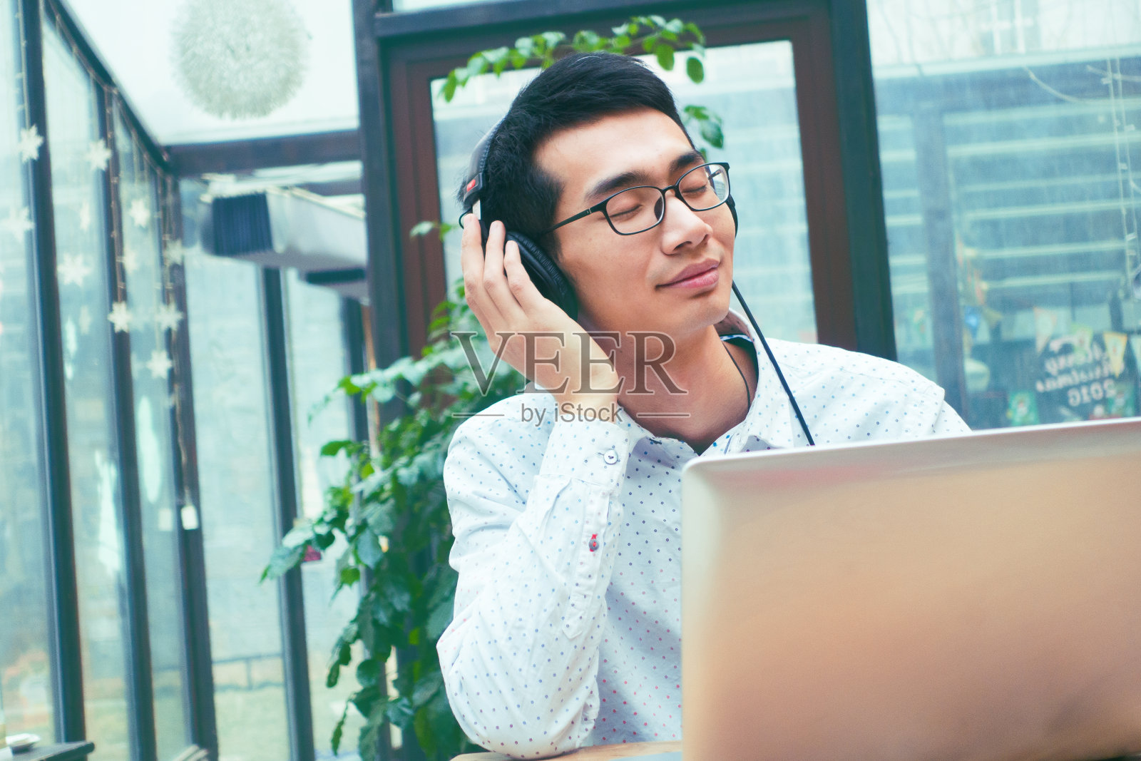 年轻的亚洲人在听音乐照片摄影图片