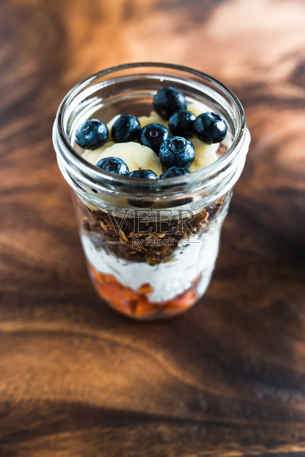 自制格兰诺拉麦片配酸奶，水果照片摄影图片