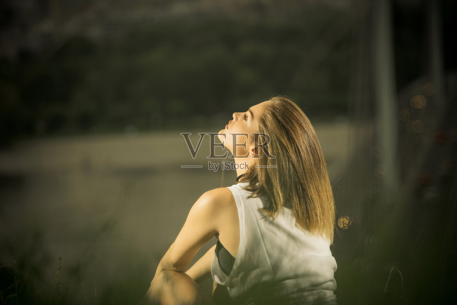 可爱的年轻女子在多瑙河附近享受夏天的日落照片摄影图片