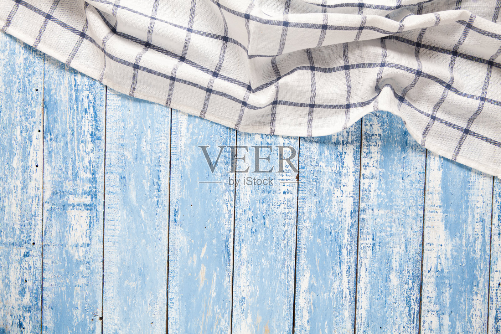 桌布放在木桌上照片摄影图片