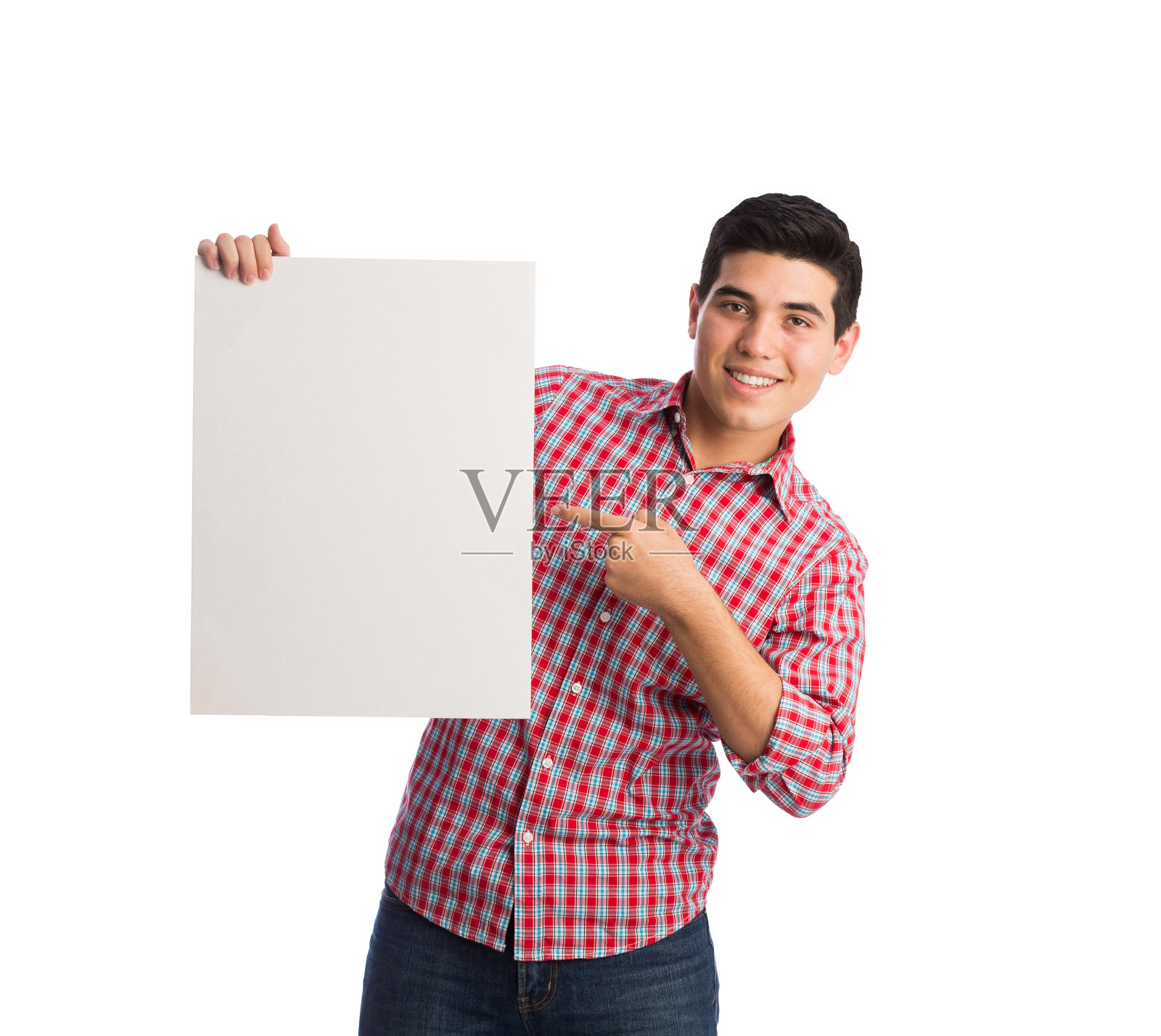 一个拉丁年轻人举着牌子指着它照片摄影图片