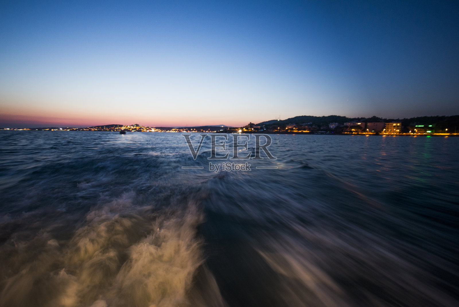 机动游艇离开海湾***动态影像照片摄影图片