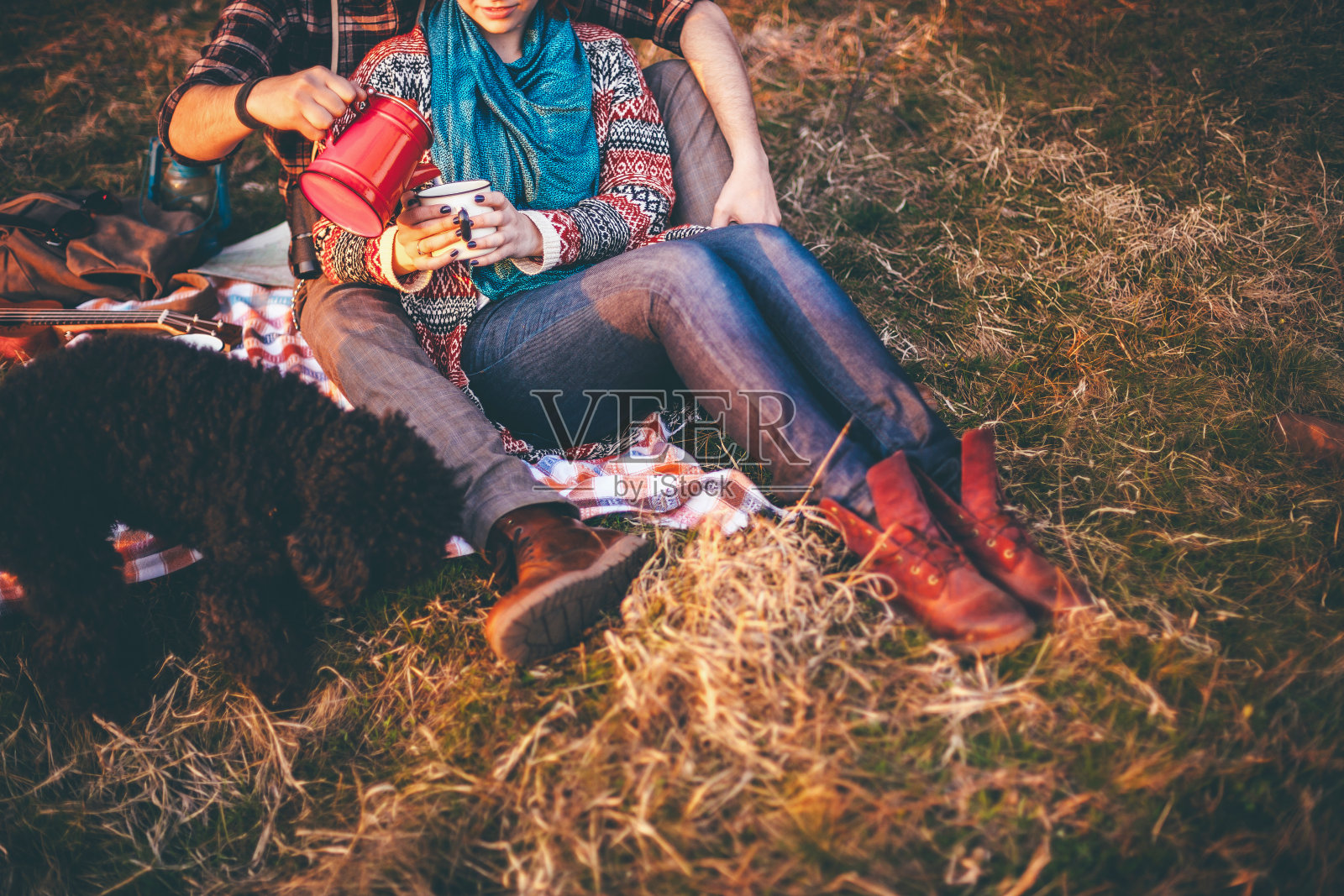 年轻夫妇热爱大自然和露营照片摄影图片