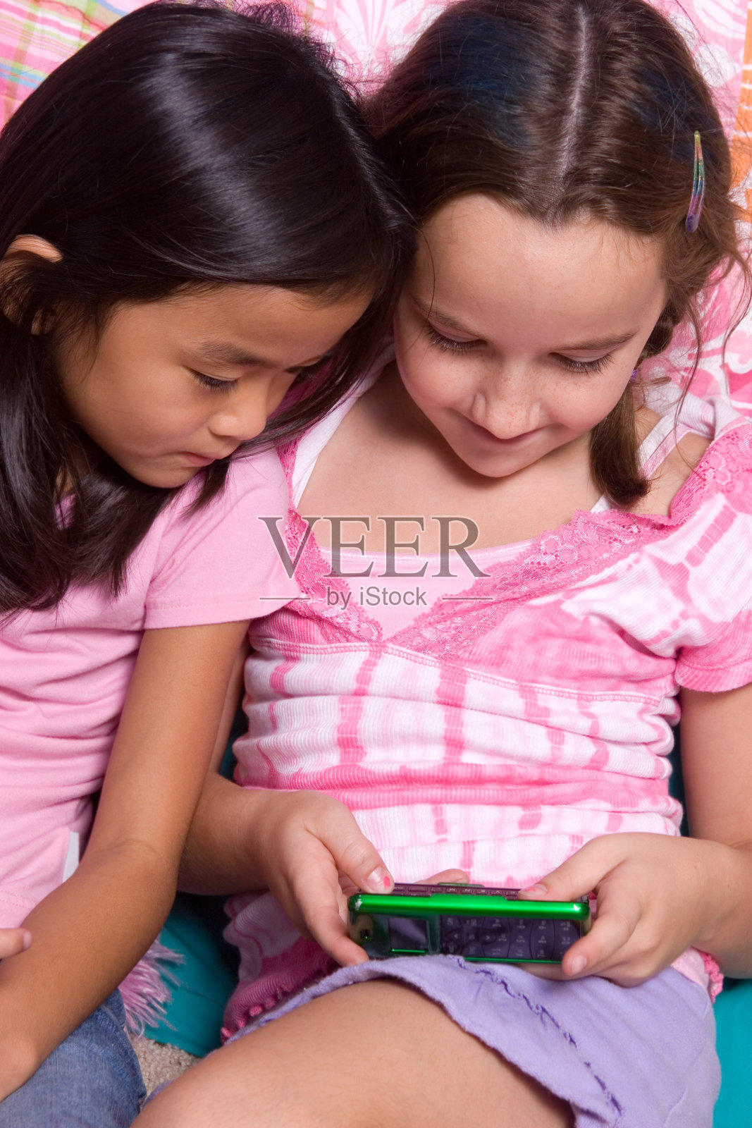 使用手机的女孩照片摄影图片