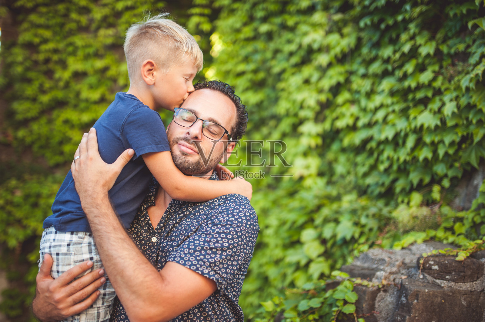 父子拥抱照片摄影图片