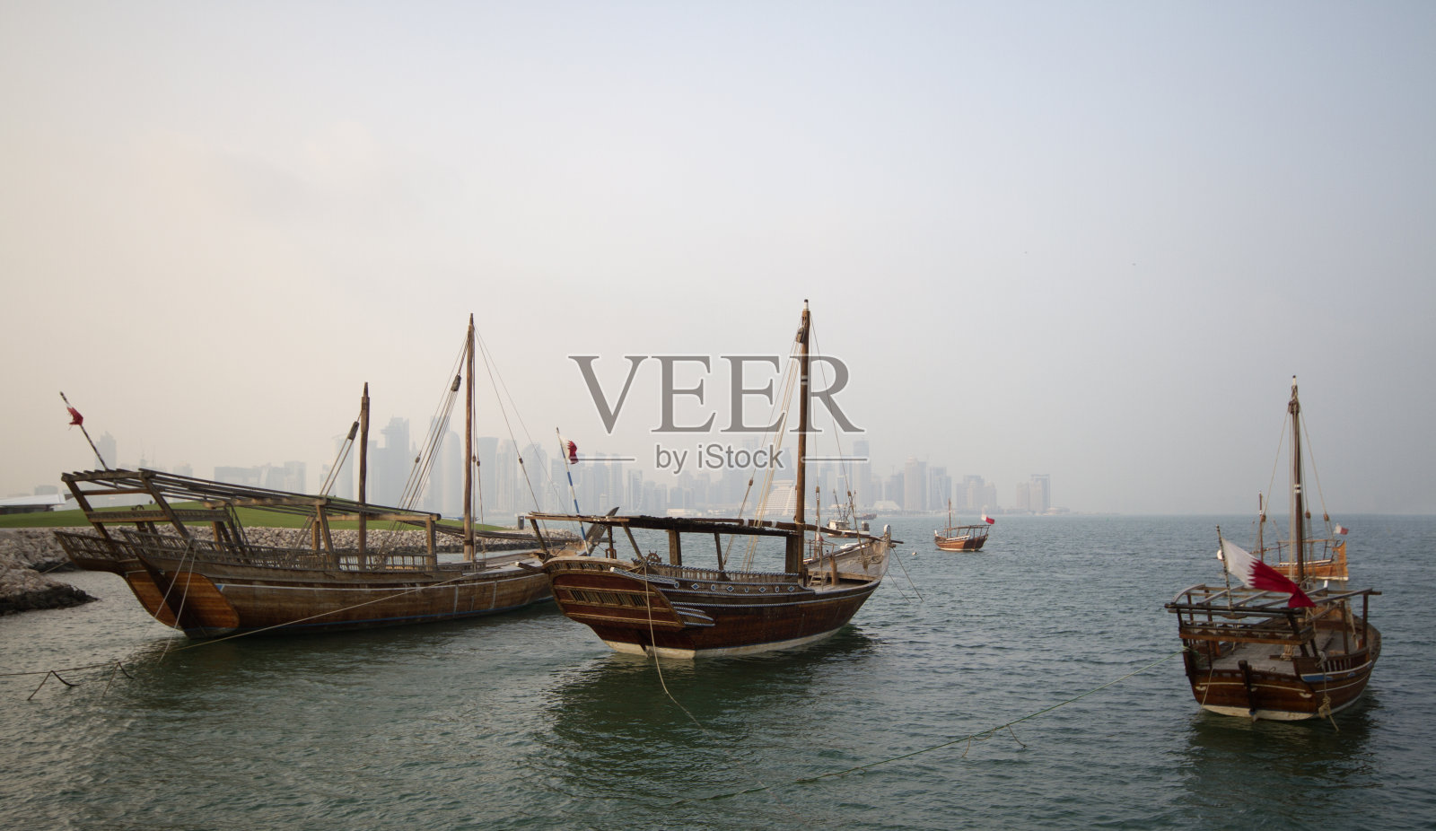 在多哈湾与西海湾多哈城市天际线在背景照片摄影图片