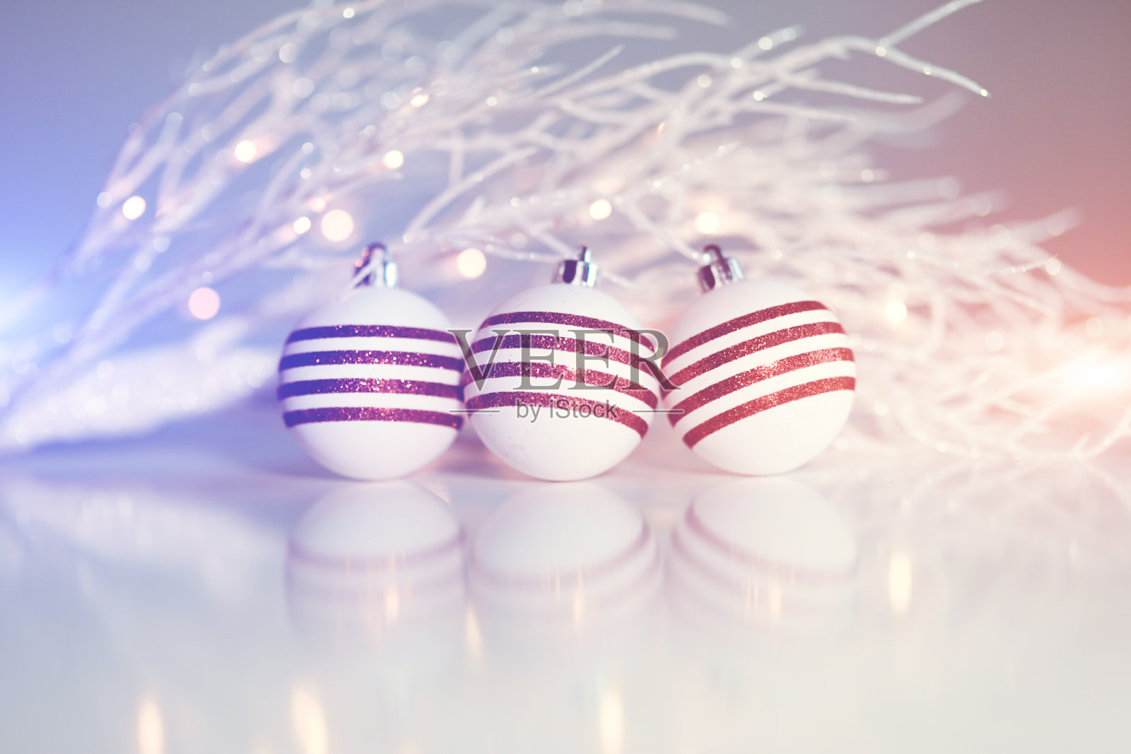 抽象的圣诞节装饰与散焦散景灯照片摄影图片