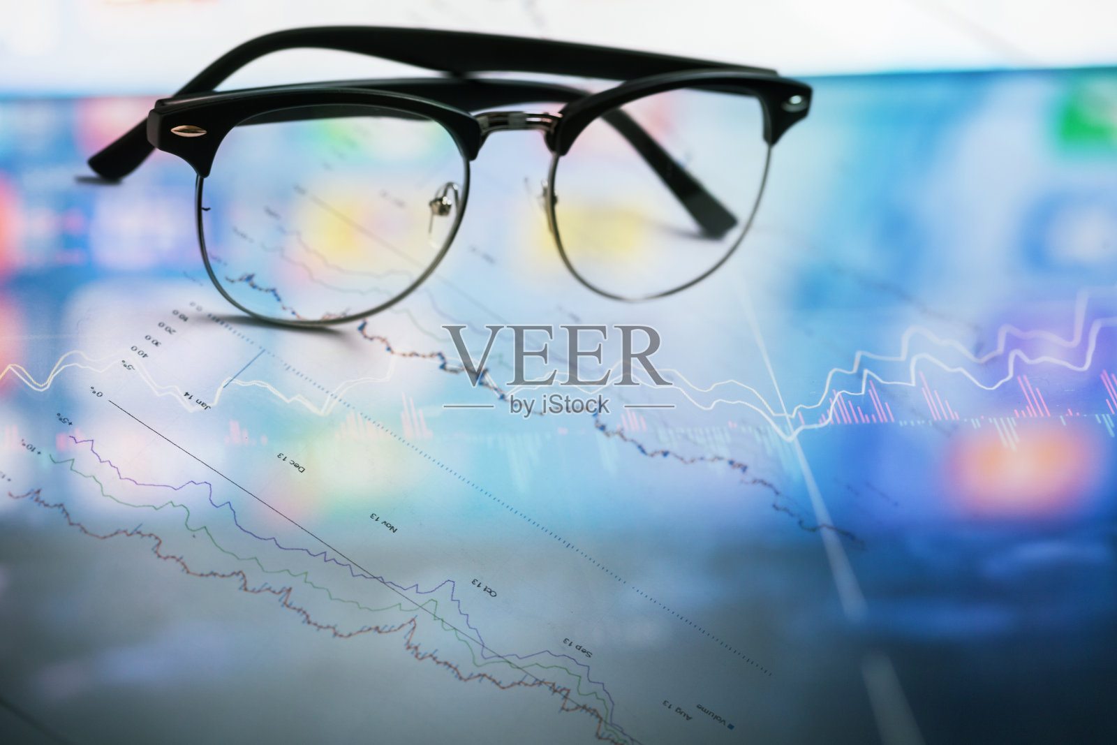 戴着眼镜看股票市场数据的办公室照片摄影图片