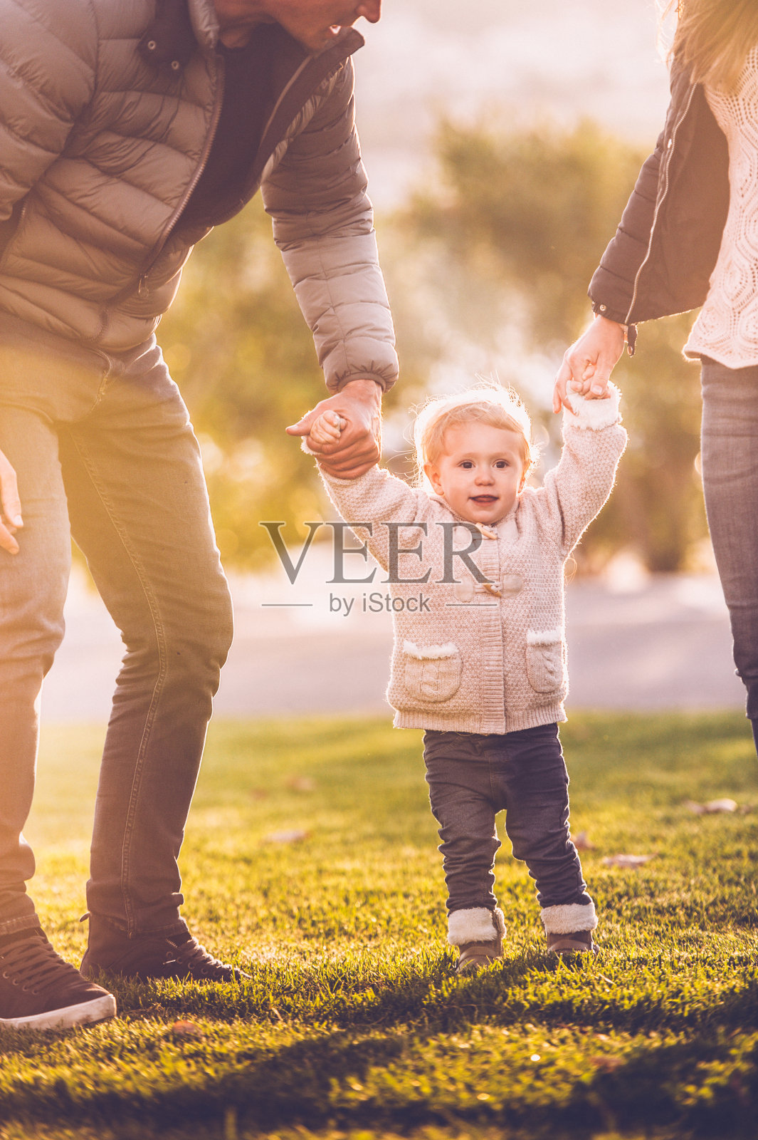 户外少年全家福照片摄影图片