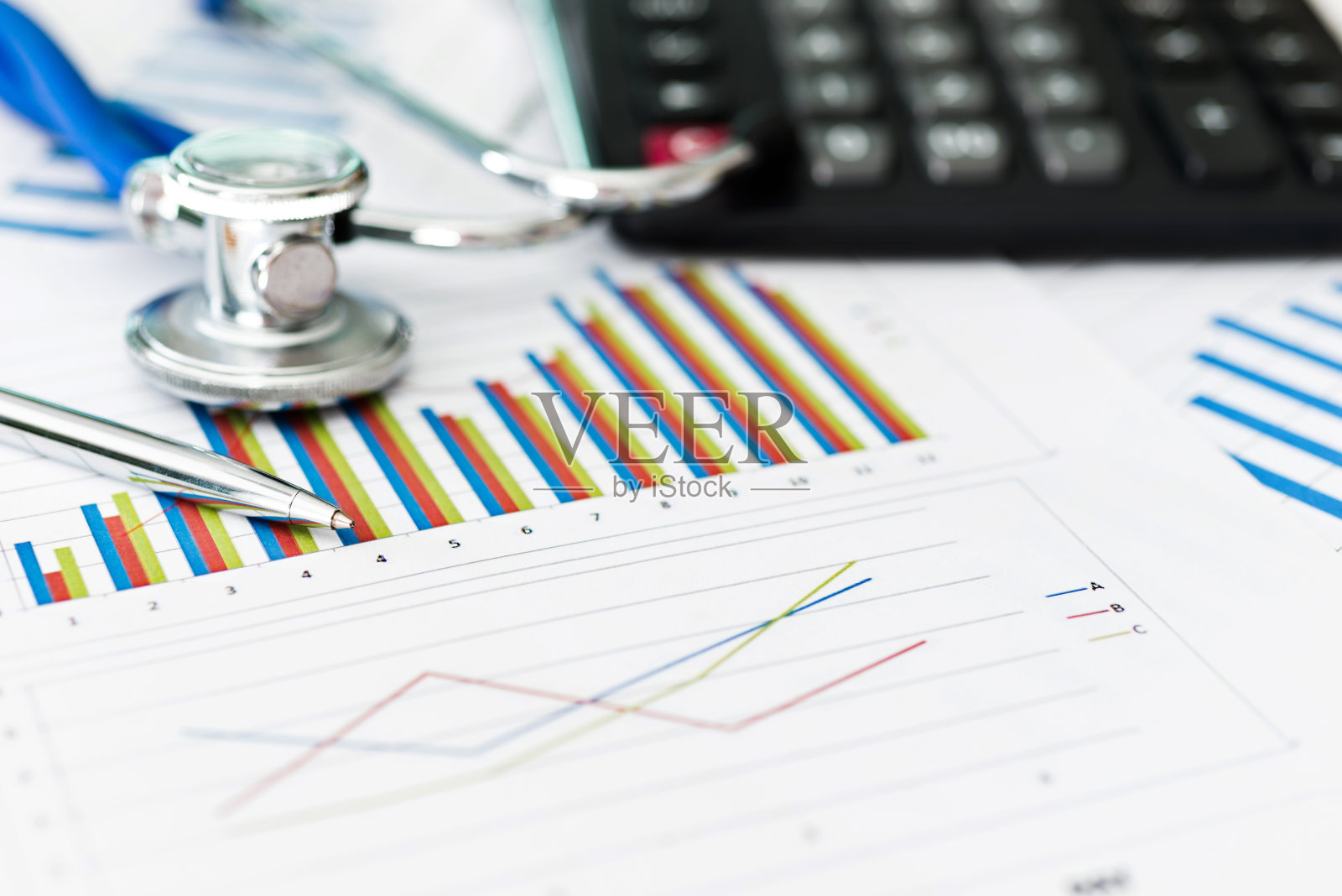 带有业务图和计算器的听诊器照片摄影图片