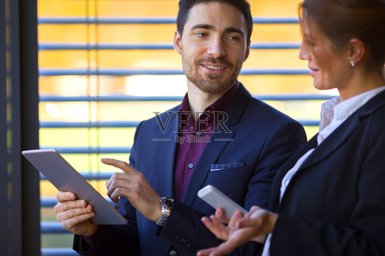 商务情侣聊天，使用数码平板电脑照片摄影图片