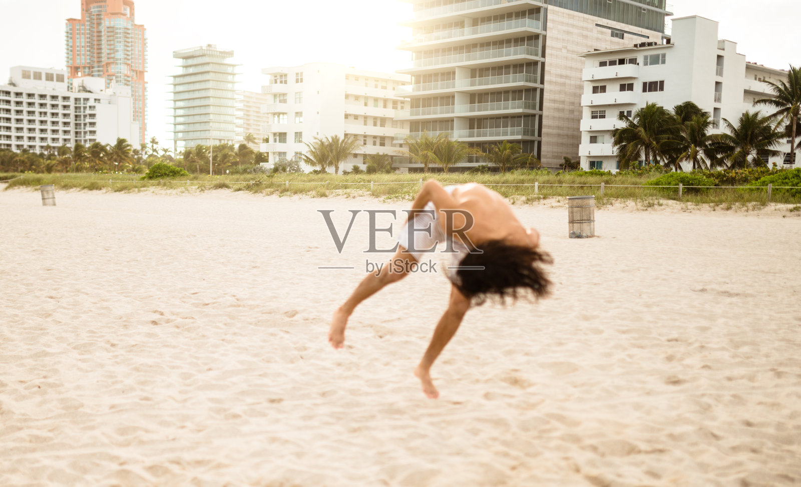 男子在迈阿密海滩上跳照片摄影图片