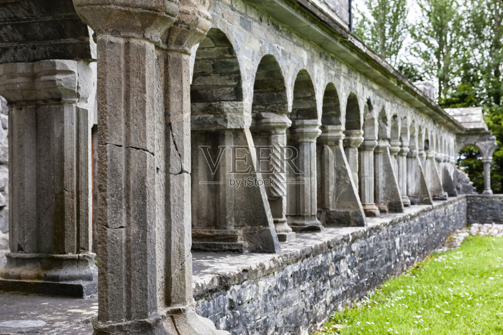 爱尔兰梅奥郡的Ballintubber修道院柱廊。照片摄影图片