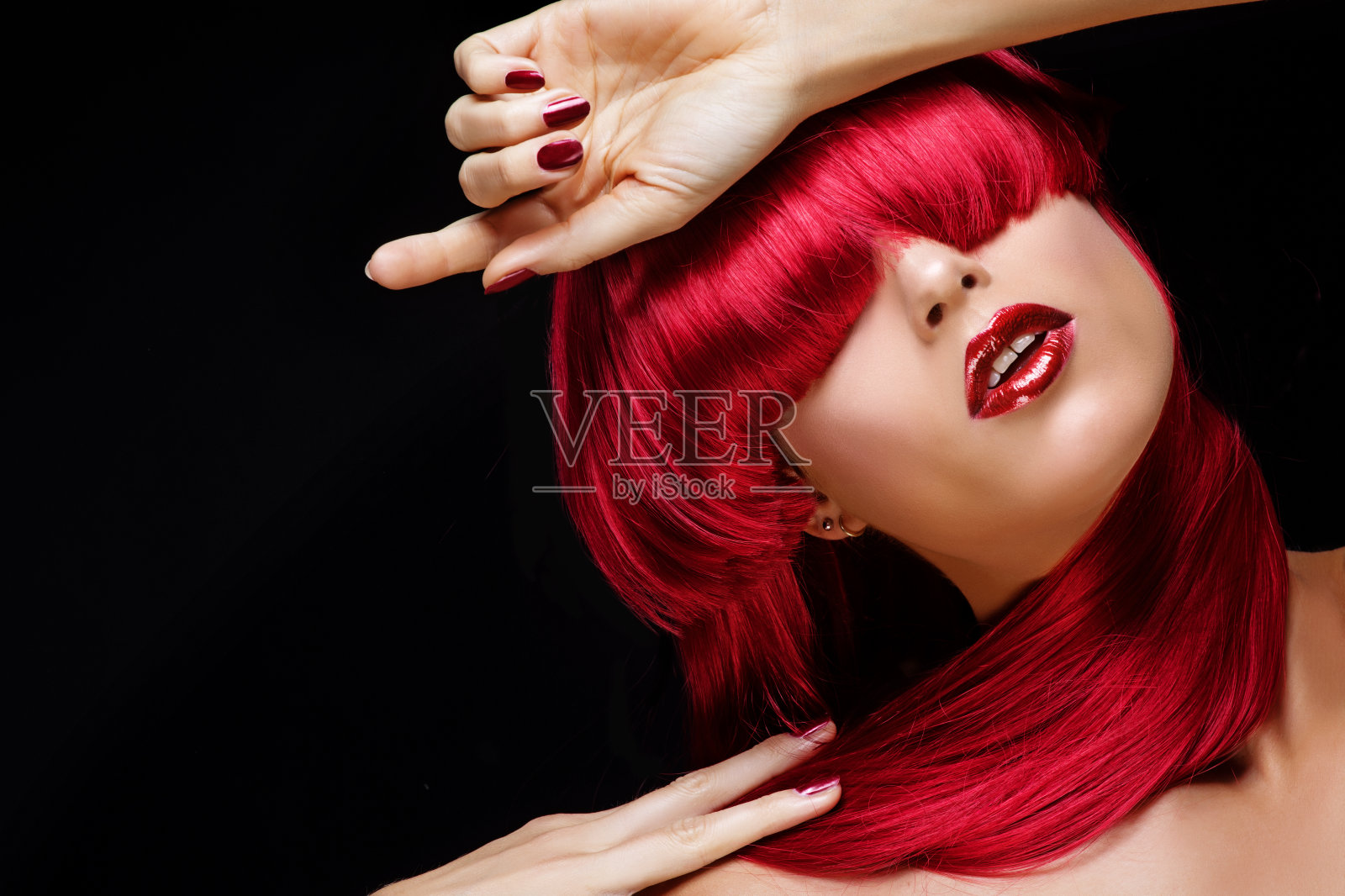 美丽的年轻女模特戴着红色假发在工作室拍摄照片摄影图片