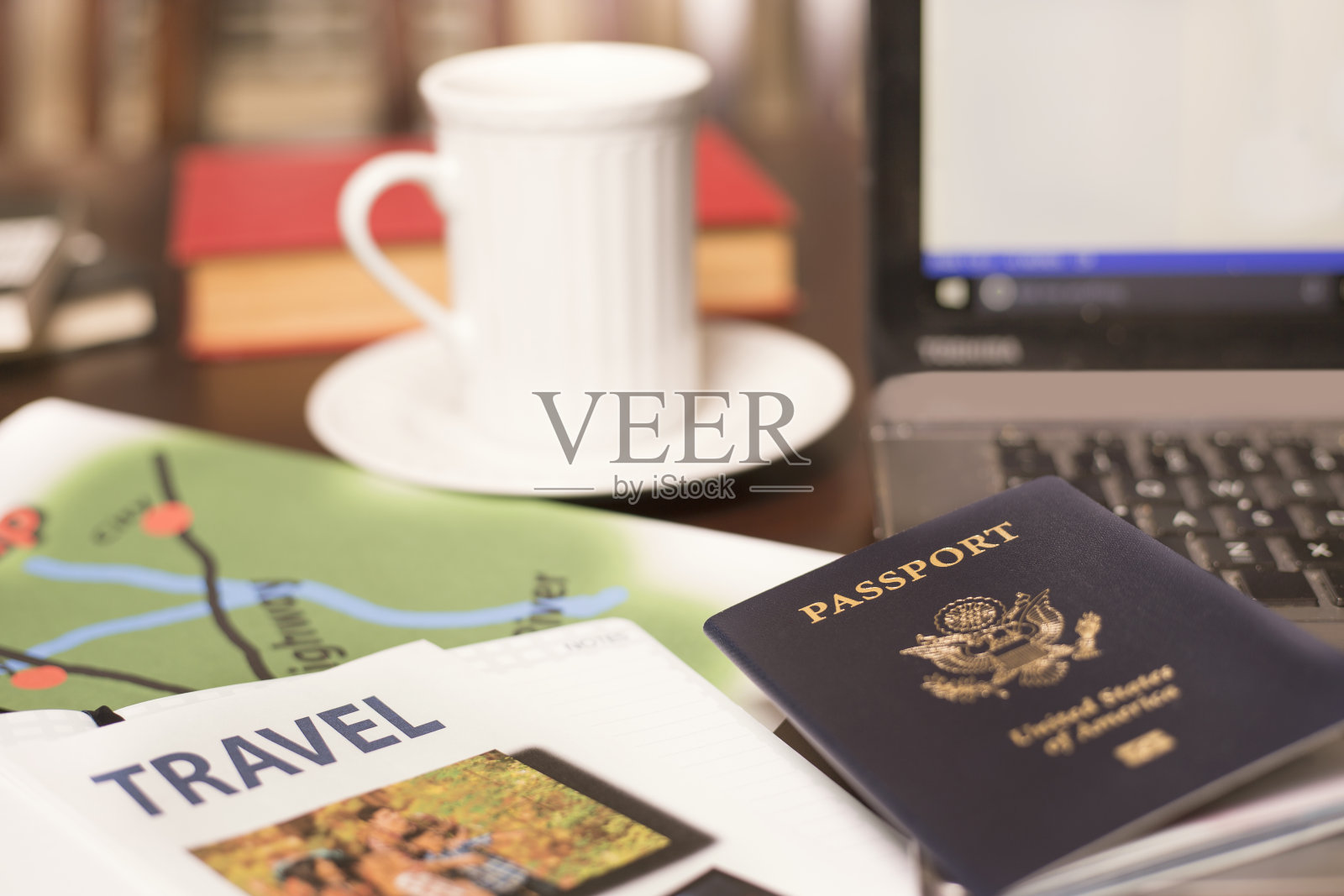 使用笔记本电脑进行在线旅行预订照片摄影图片