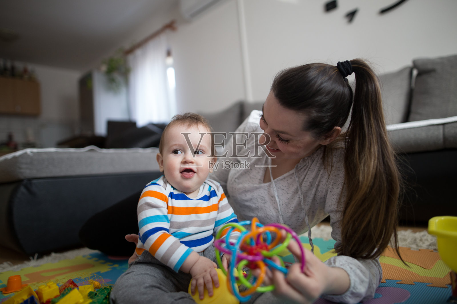 妈妈和小男孩玩照片摄影图片