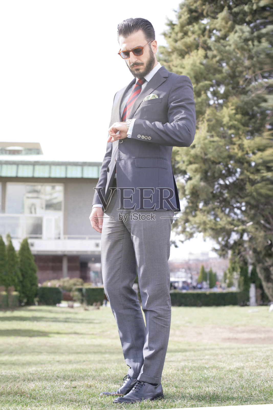 年轻的大胡子商人在打电话照片摄影图片