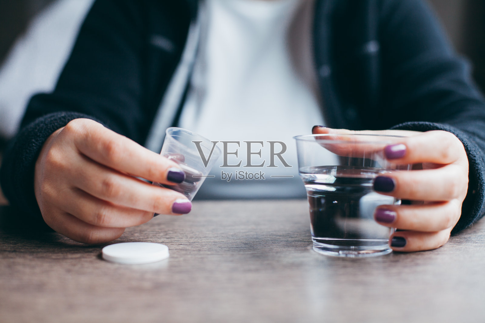 药片瓶子和手上的水照片摄影图片