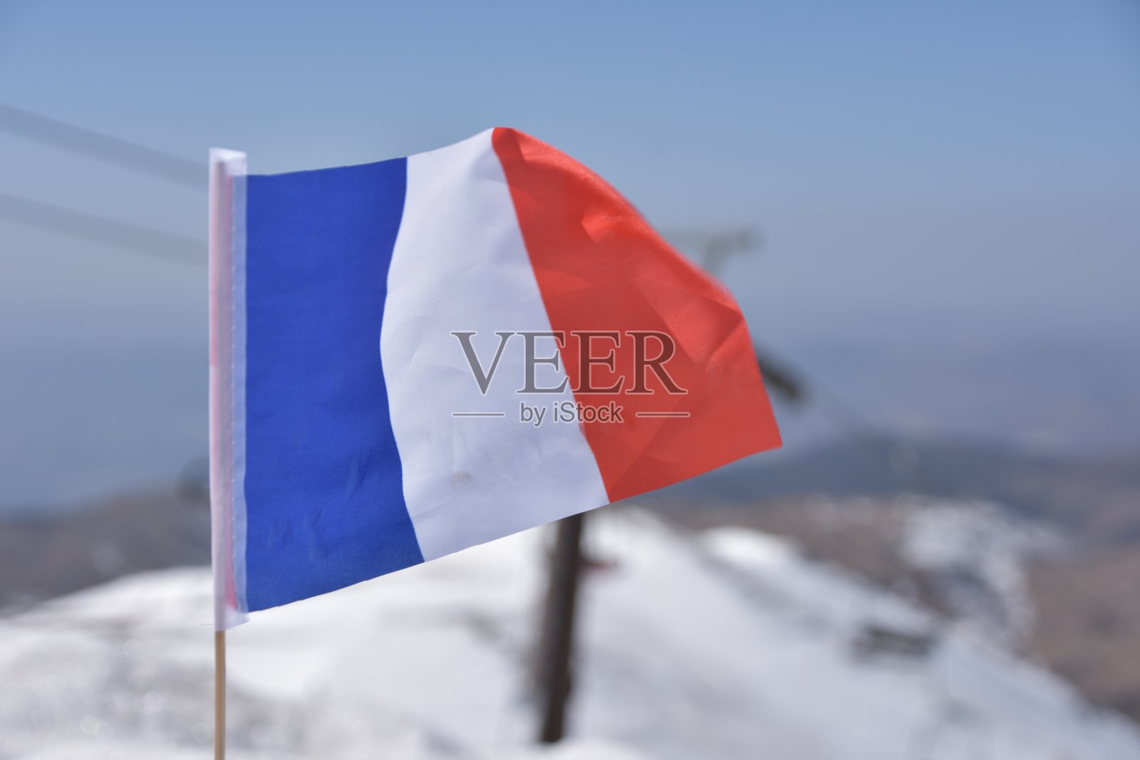 法国国旗在雪中照片摄影图片