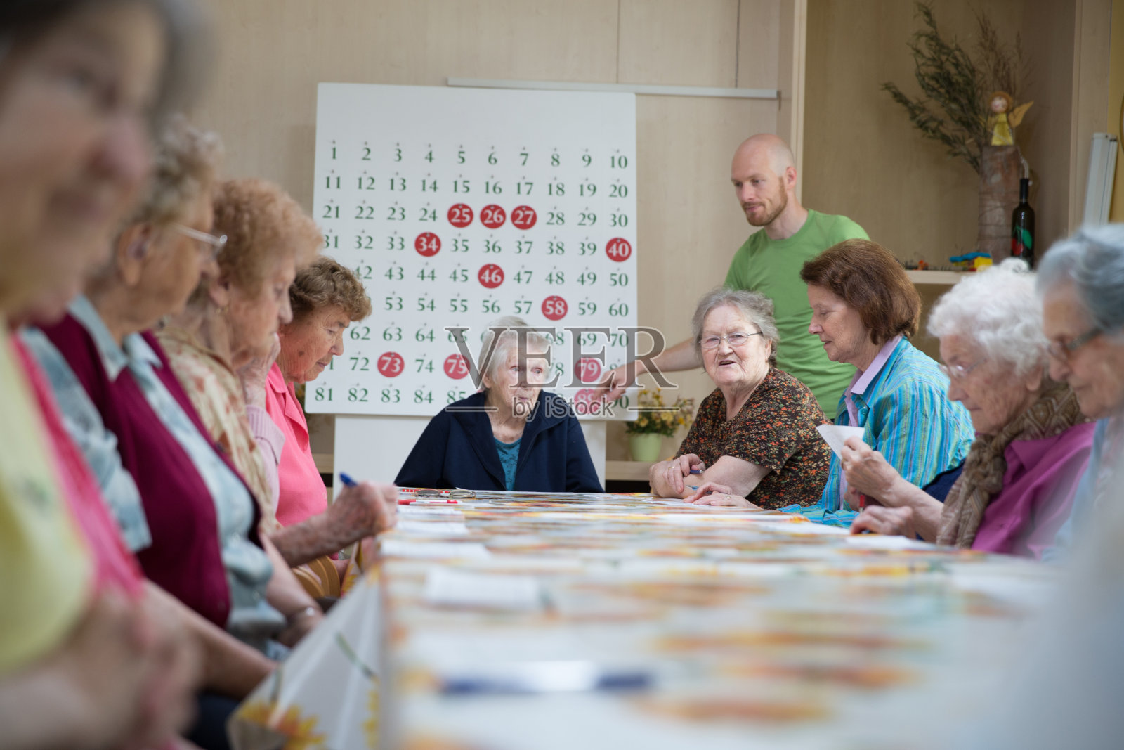老年人在退休社区通过玩宾果社交照片摄影图片