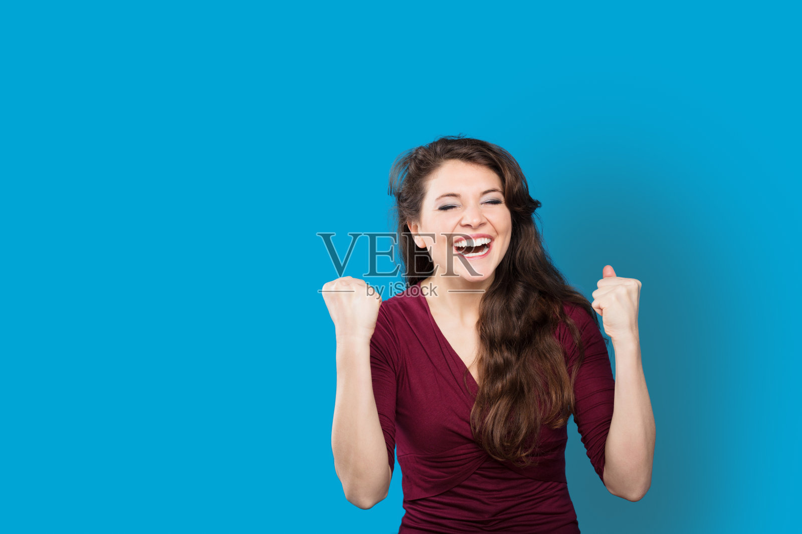 兴奋的女子欢呼照片摄影图片