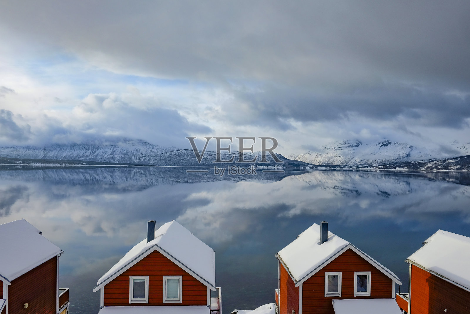 冬天，挪威北部峡湾岸边的挪威小木屋照片摄影图片
