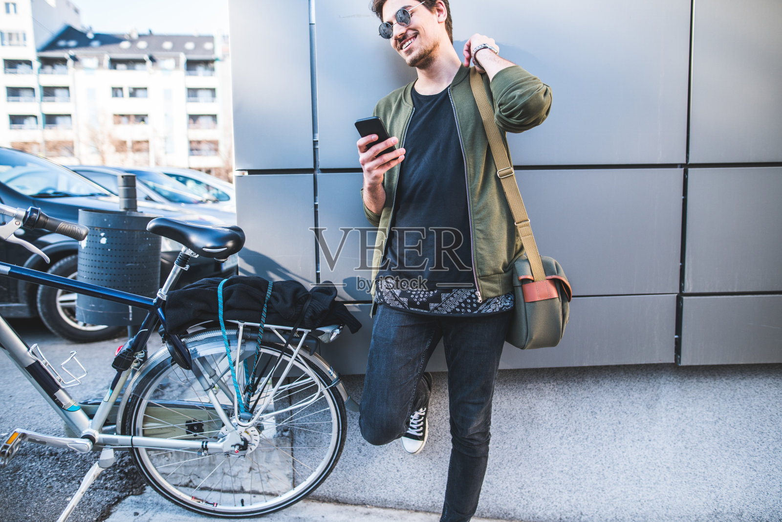 骑车休息的时候发短信照片摄影图片