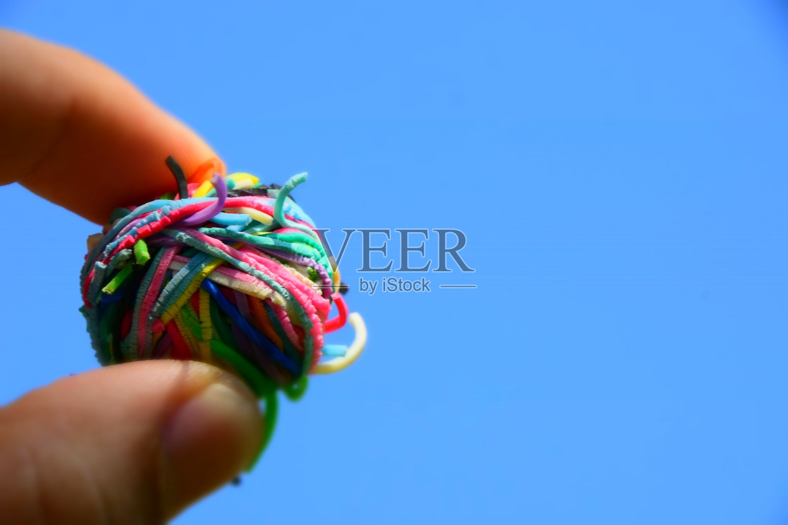 手里拿着橡皮球照片摄影图片