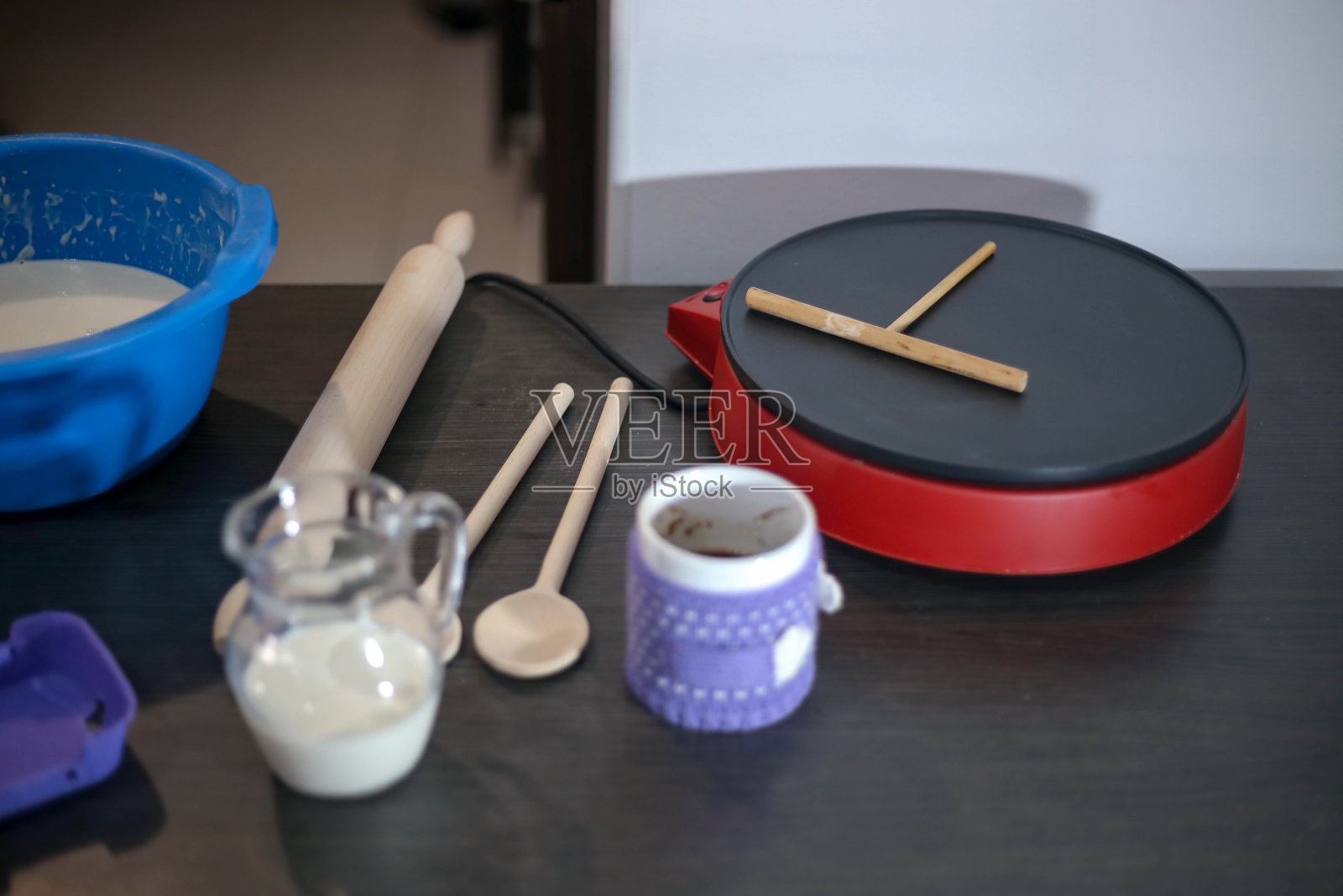 制作薄煎饼或蛋糕的配料-面粉，鸡蛋，黄油，牛奶在旧的木制背景上。前视图。乡村的或乡村风格的照片摄影图片