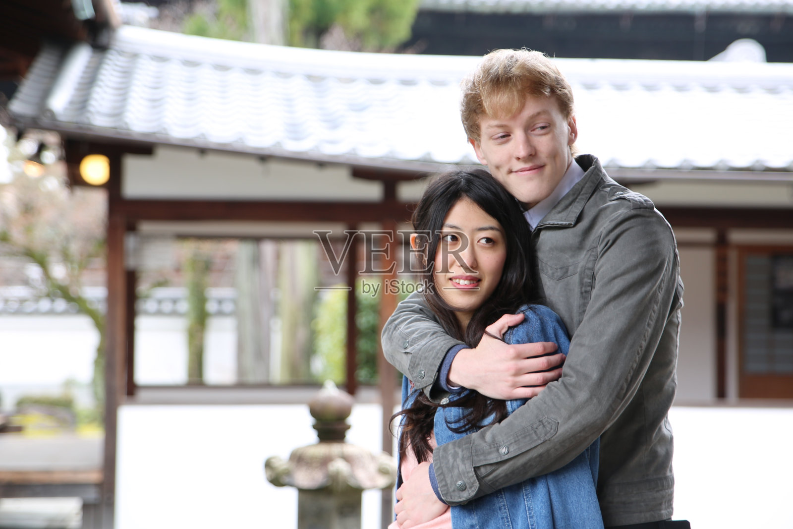 日本寺庙情侣照片摄影图片