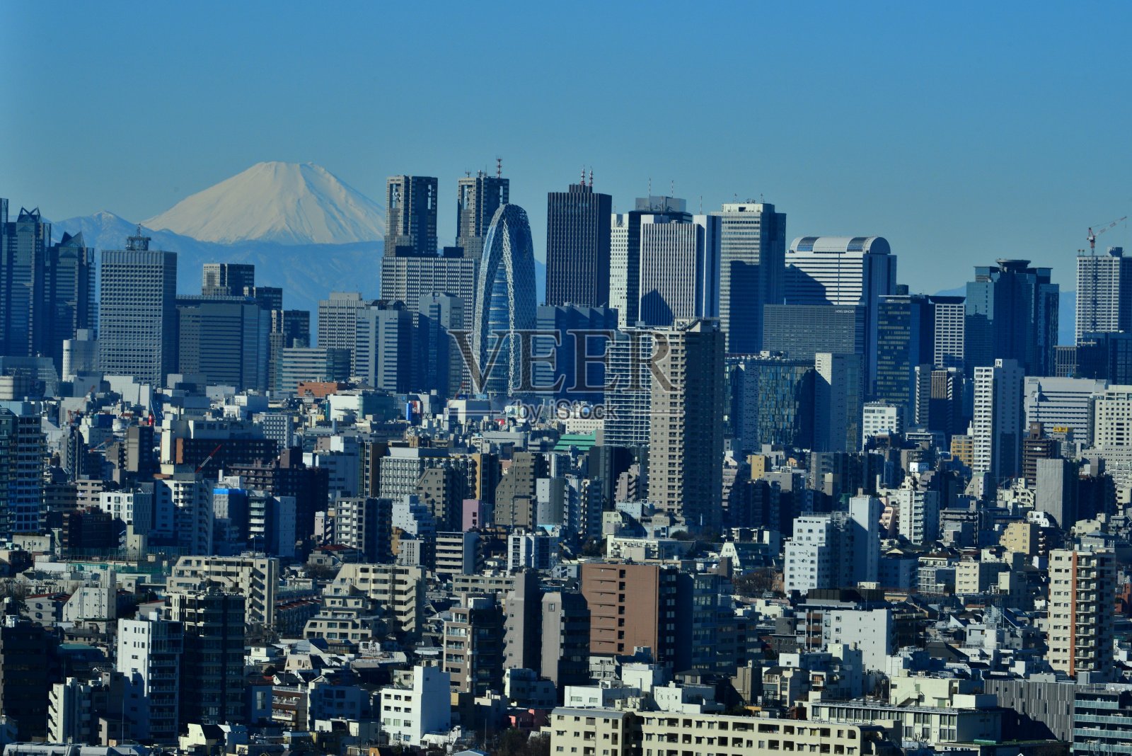 富士山和东京的天际线:白天和晚上照片摄影图片
