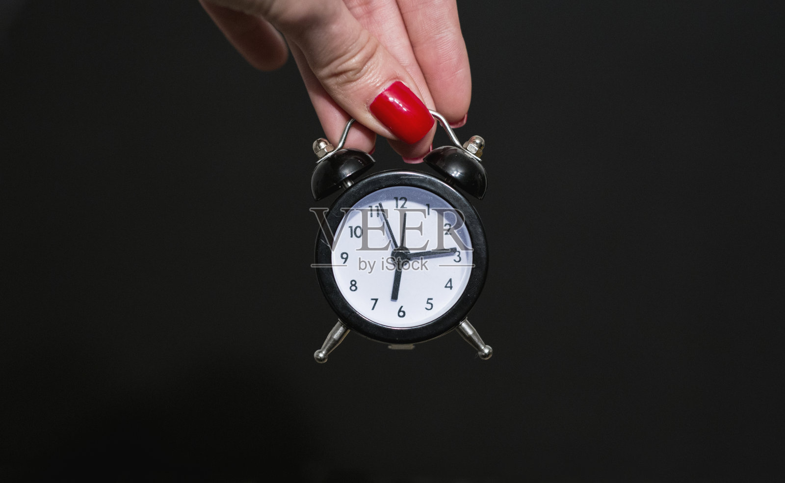 近景的手握秒表对黑色的背景照片摄影图片
