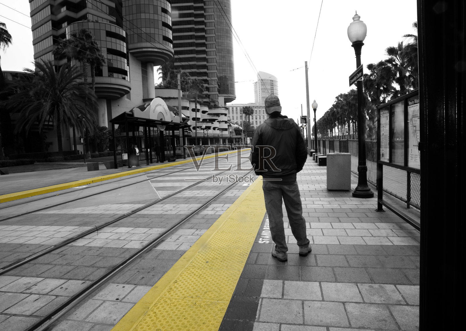 人们在等火车照片摄影图片