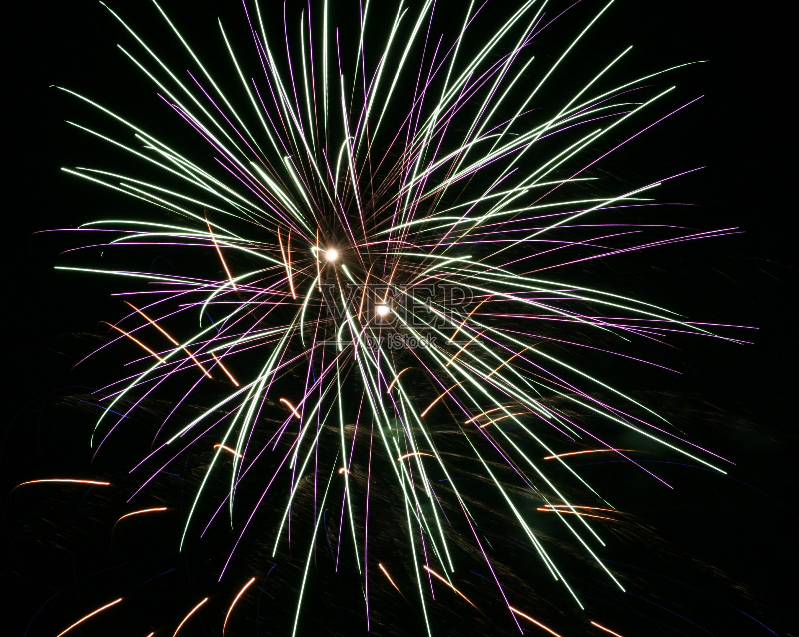 紫色和绿色的烟花照片摄影图片